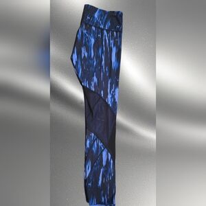 Lululemon Blue and Black Leggings with Dynamic Pattern Size 6